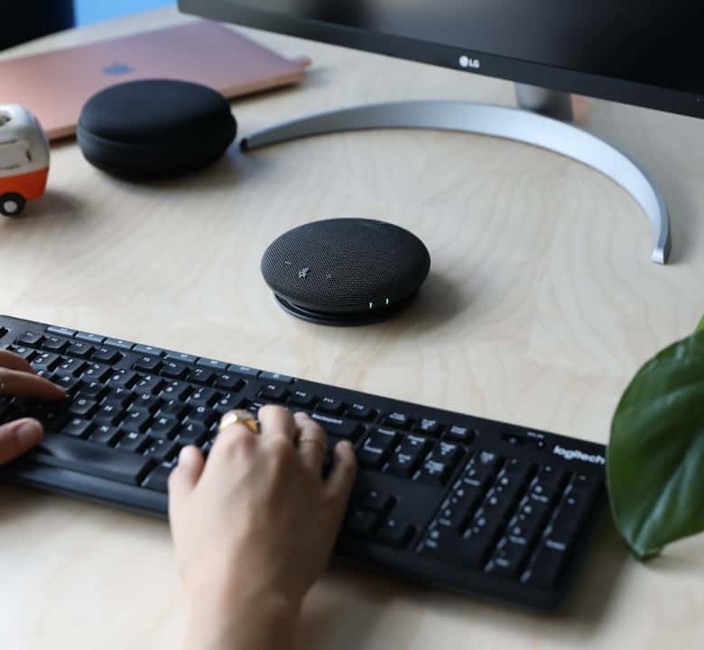 A close-up of the versatile Boom Giro, designed for optimal performance in home office setups or while traveling. Its simple design, advanced features, and superior audio quality enhance communication and productivity wherever you are.